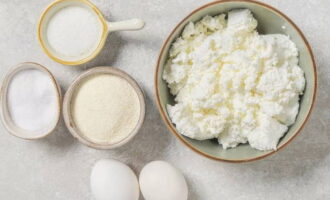 ¿Cómo cocinar una cazuela clásica de requesón en el horno, como en el jardín de infancia? Lave y limpie 2 huevos. Tomamos una forma conveniente resistente al calor, un aparato eléctrico sumergible y un batidor de mano. Sacamos el resto de productos y un recipiente espacioso para amasar. Precalienta el horno a 180 grados.