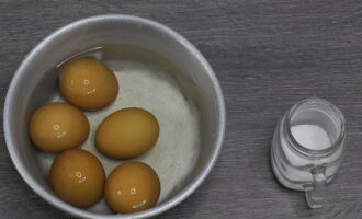 Como preparar um delicioso recheio para tortas? Despeje água nos ovos de galinha em uma panela, deixe ferver e cozinhe por cerca de 10 minutos.