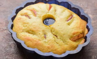 Coloca el postre de manzana preparado en un horno precalentado a 180° durante 50 minutos. 