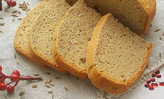 El pan de centeno se prepara en una máquina de hacer pan en casa. ¡Corta y disfruta!