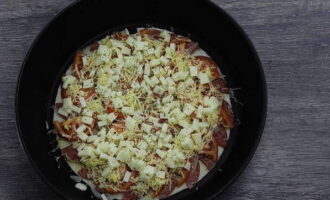 Mit getrocknetem Oregano würzen. Stellen Sie die Bratpfanne auf mittlere Hitze. 2–3 Minuten aufwärmen. Reduzieren Sie die Hitze und decken Sie es mit einem Deckel ab. Backen Sie die Pizza 8-10 Minuten lang, bis der Boden schön gebräunt ist und der Käse vollständig geschmolzen ist.