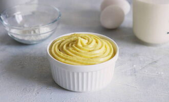 O creme para o bolo de mel segundo a receita clássica está pronto! Bom apetite!