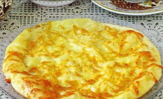 Ilipat ang semi-tapos na produkto sa isang baking sheet at maghurno ng 15-20 minuto sa 200 degrees. Ang klasikong Megrelian khachapuri sa bahay ay handa na! Bon appetit! 