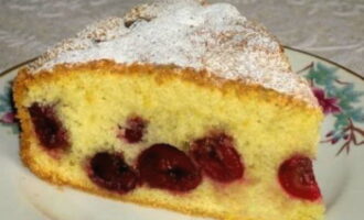 Fertig ist ein einfacher Kirschkuchen im Ofen. Schneiden Sie die Backwaren in Stücke und probieren Sie sie schnell aus!