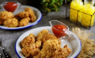 Les ailes de poulet KFC à la maison sont prêtes ! Bon appétit!