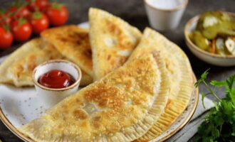 Os pastéis com carne picada na frigideira estão prontos! Sirva com ketchup e divirta-se. Bom apetite!