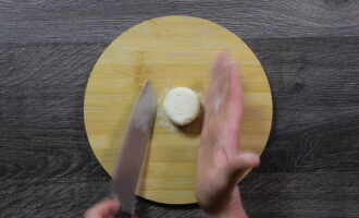 Then use a knife to shape the cheesecakes into small balls.