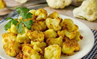 Serve hot cauliflower in crispy batter. As an addition, you can use sauces of your choice. Bon appetit!