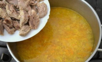 Coloque os pedaços de carne de volta na sopa. Após ferver, cozinhe por 5 minutos e retire do fogo.