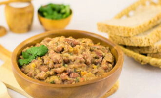 El clásico lobio georgiano elaborado con frijoles rojos está listo. ¡Sirve a la mesa!