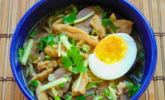 Tuangkan ramen ke dalam mangkuk yang dibahagikan dan hiaskan dengan separuh telur, bawang hijau, mirin dan apa sahaja yang anda inginkan. Masak dan bersenang-senang! 