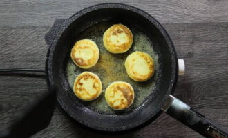 Pour que les cheesecakes soient bien frits et moelleux, faites-les frire à feu doux sous un couvercle pendant 3 à 4 minutes de chaque côté.