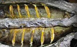 Transfiera el salmón rosado al horno del papel de aluminio a un plato y sirva. ¡Buen provecho!