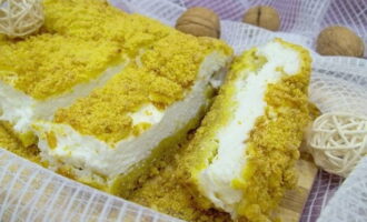 Torta de requeijão com migalhas de shortbread no forno está pronta. Deixe esfriar um pouco e corte em porções.