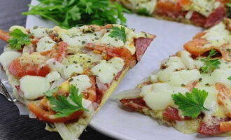 Pizza lavash rápida em uma frigideira fica pronta em 10 minutos! Corte a pizza em porções e sirva. Bom apetite!