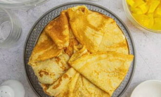 Letakkan pancake di tengah. Kami membengkokkan hujung penkek ke arah tengah. Tutup acuan dengan filem berpaut. Sejukkan sekurang-kurangnya 5 jam atau semalaman.