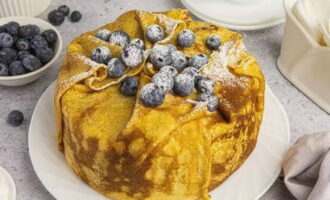 Place a pancake in the center. We bend the ends of the pancakes towards the middle. Cover the mold with cling film. Refrigerate for at least 5 hours or overnight.