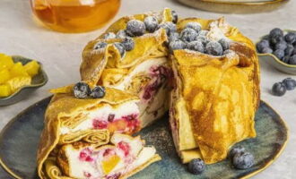 Le gâteau aux crêpes maison est prêt ! Servez le gâteau pour le thé. Bon appétit!