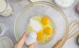 Basuh telur dan lap kering. Kami memecahkannya ke dalam mangkuk besar. Masukkan garam dan gula pasir.