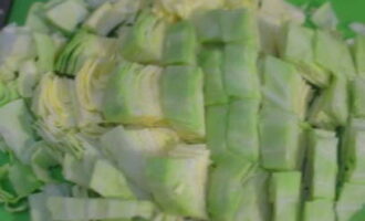 Épluchez et lavez les légumes. Coupez l'oignon en quartiers et placez-le dans une poêle chauffée avec de l'huile végétale. Coupez les carottes en cubes et ajoutez-les à l'oignon. Coupez la tomate en cubes et ajoutez-la aux légumes. Laisser mijoter 5 minutes. Nous coupons les betteraves à votre guise. Mettez-le dans une poêle. Cuire à couvert pendant 15 minutes. Râpez le chou.