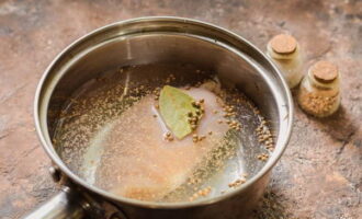 El pollastre triga més a cuinar-se.Així que comenceu amb ell, poseu el filet en una cassola, cobriu amb aigua freda, afegiu també mitja culleradeta de llavors de coriandre, poseu-hi el llorer i afegiu-hi un parell de pessics de pebre mòlt al gust. Coure la carn durant 25-30 minuts des del moment de bullir.