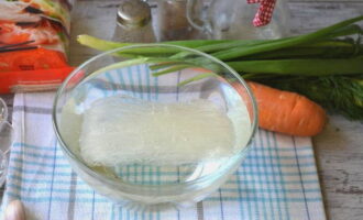 Funchoza é muito fácil de preparar. Basta colocar em uma tigela funda e encher com água fria por 30 minutos. Você também pode usar o método indicado na embalagem do produto.