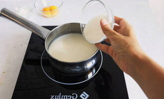 Pour milk into a ladle and add 30 grams of granulated sugar. Place it on the stove and wait for it to boil.