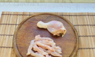 On lave et coupe le poulet : on se débarrasse de la peau, du cartilage et des os.