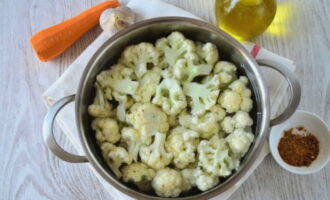 Banlawan namin ang cruciferous na gulay sa ilalim ng gripo ng tubig at hatiin ito sa mga inflorescences ng pantay na laki. Siguraduhing pakuluan ang mga ito sa kumukulong tubig para sa mga 7-10 minuto. Hindi na kailangang magdagdag ng asin.