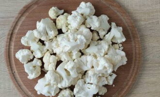 Wash the head of cauliflower well. Disassemble it into small inflorescences, cut off the long stems.