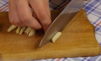 We cut the peeled garlic cloves into strips.