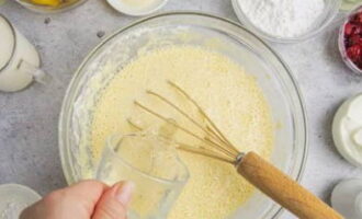 Mix with a mixer or whisk. Pour in milk and bring to a homogeneous consistency. Sift the flour into this mixture through a sieve and mix thoroughly. Pour in 250 millimeters of boiling water. Mix quickly and vigorously. Add odorless vegetable oil and mix thoroughly.