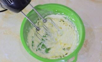 Using a mixer, bring the mixture until fluffy and light in color.