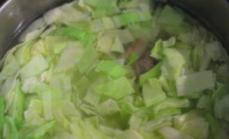 Mettez le chou haché dans une casserole avec le bouillon. Faire bouillir pendant 10 minutes.