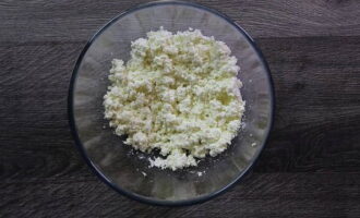 Transfer the cottage cheese to a separate bowl and grind with a fork into fine, uniform crumbs.