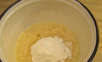 The next step is to add flour with aromatic vanilla sugar to the products. It is not necessary to add it, but it will make the cream more interesting.