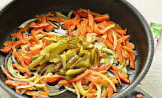 Sobre la marcha, corta los pepinillos en tiras y agrégalos a la sartén con las verduras. Continúe asando las verduras durante 7 minutos a fuego moderado.