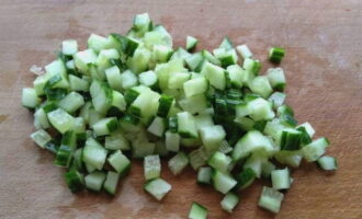 Gupitin ang pipino sa maliliit na cubes.