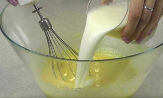 Quindi versare un secondo bicchiere di latte e mescolare nuovamente con un mixer.