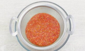 Passez cette masse de tomates au tamis pour obtenir environ 400 ml de jus de tomate.