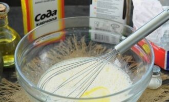 Pukul bahan dengan pukul tangan dan masukkan garam. Tuangkan minyak sayuran dan susu yang tidak berbau. Satukan dengan whisk.