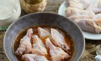 We separate the wings at the joints. We freeze the outermost phalanx and use it in preparing the broth. We immerse the remaining parts in the marinade.