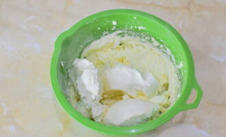 Having achieved a fluffy consistency, spread 400 grams of curd cheese.Mix with a mixer at medium speed.