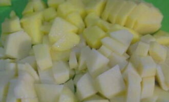 Remove the pan with the dressing from the stove. After removing the skins from the potatoes, wash and cut into cubes.