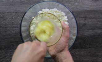 Mix the egg in the bowl with a fork.