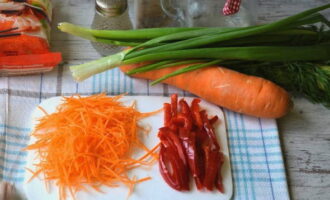 I peperoni dolci devono essere sbucciati e tagliati a listarelle sottili. Tagliamo anche le carote a listarelle sottili o, per comodità, utilizziamo una grattugia speciale per le carote coreane.