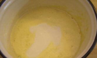 Versez le lait de vache froid sur tous les ingrédients dans une casserole. Remuer. Pour le faire rapidement et briser les grumeaux, utilisez un mixeur.