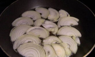 Calentar una sartén con aceite vegetal. Bajamos aquí medias anillas de cebolla finas (tomamos una cebolla estándar). Dorar ligeramente la verdura picada.