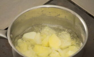 Épluchez les pommes de terre et faites-les bouillir dans de l'eau salée.