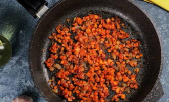 Mezclar el asado con la pasta de tomate y calentar unos minutos más.